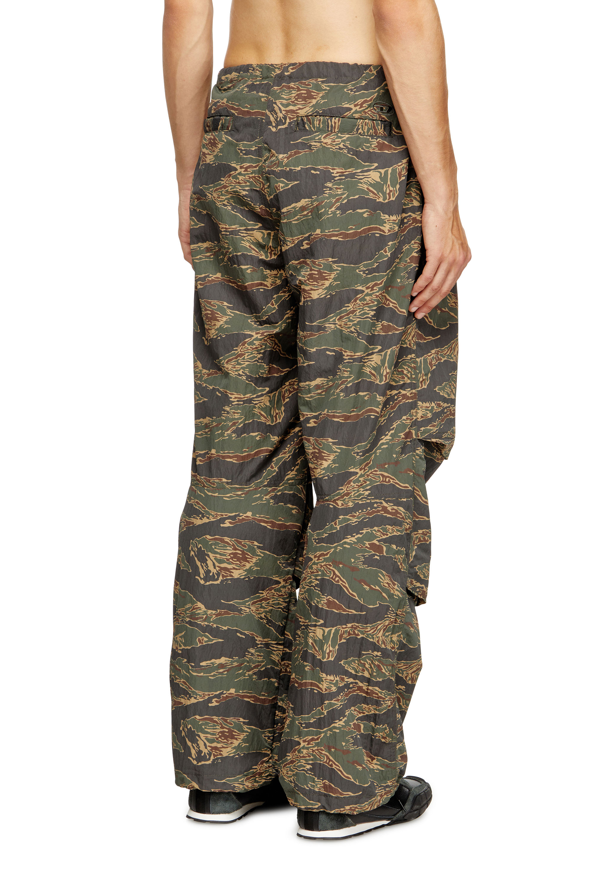 Diesel - P-ANIC, Pantalon cargo en nylon à imprimé camouflage Homme in Vert - 3